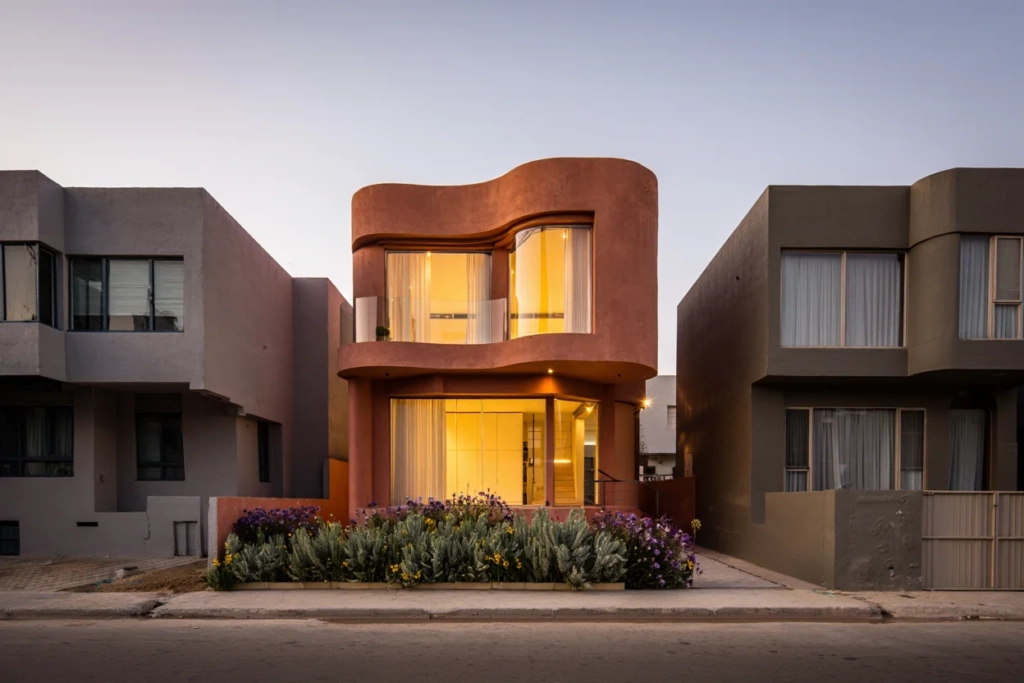 Современный дом с волнообразным фасадом