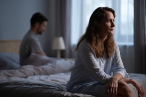 Проблемы в отношениях: женщина в одиночестве рядом с партнером, эмоциональная дистанция в паре