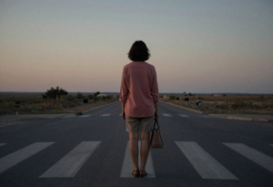 Женщина на перекрёстке на закате — образ нового пути после развода