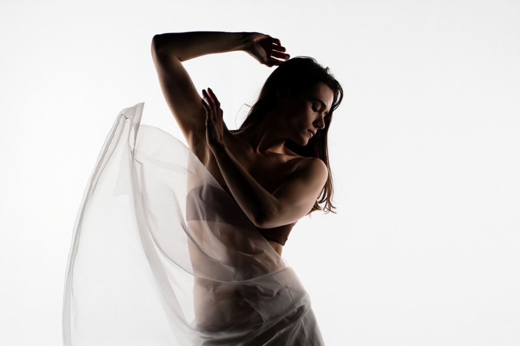 Женщина в свободном движении &mdash; самовыражение через движение без слов и контроля