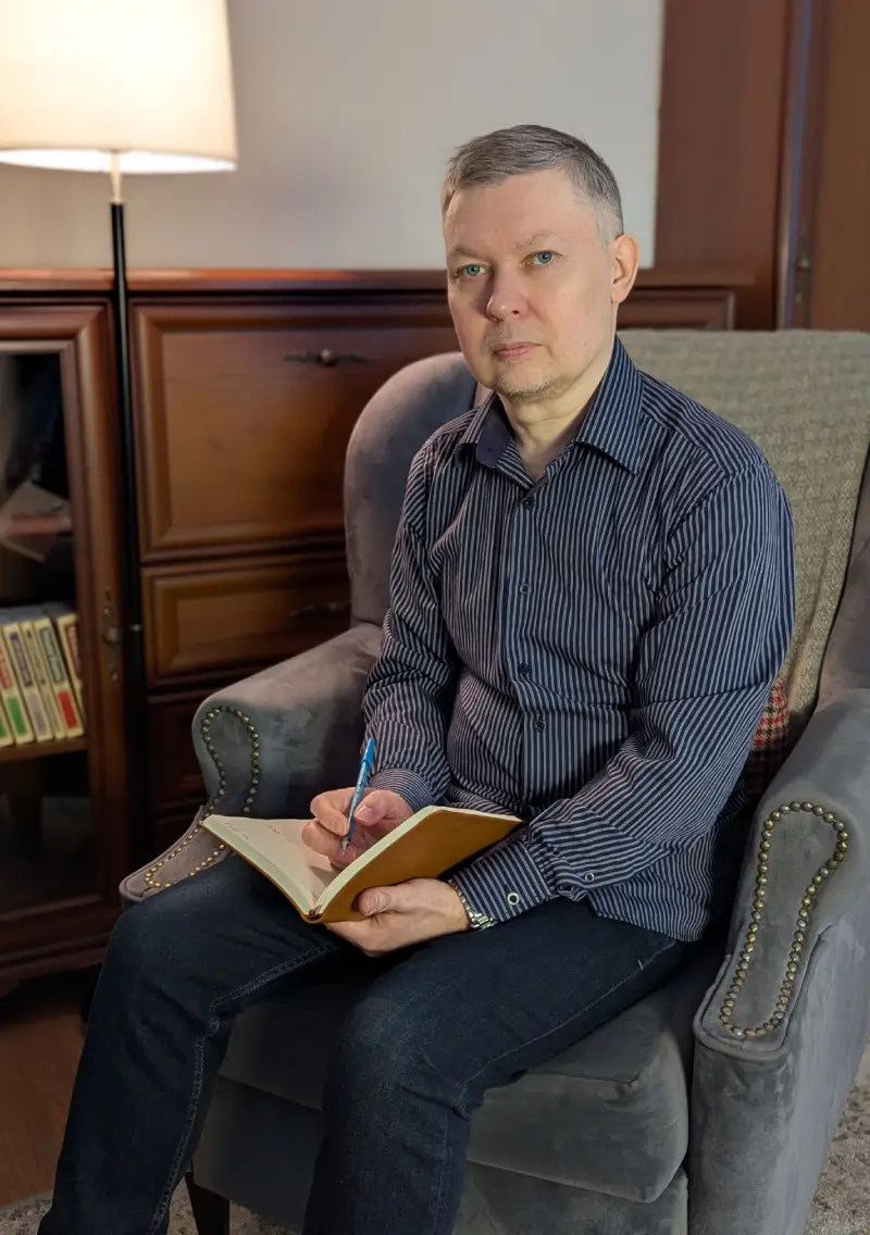 Прихолог Сергей Борисво в кабинете, отвечаю на вопросы