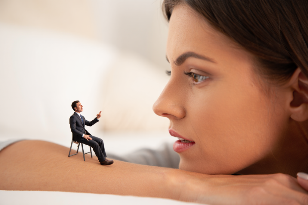 Крошечный мужчина на плече женщины &mdash; сюрреалистический образ чужого голоса ставшего внутренним
