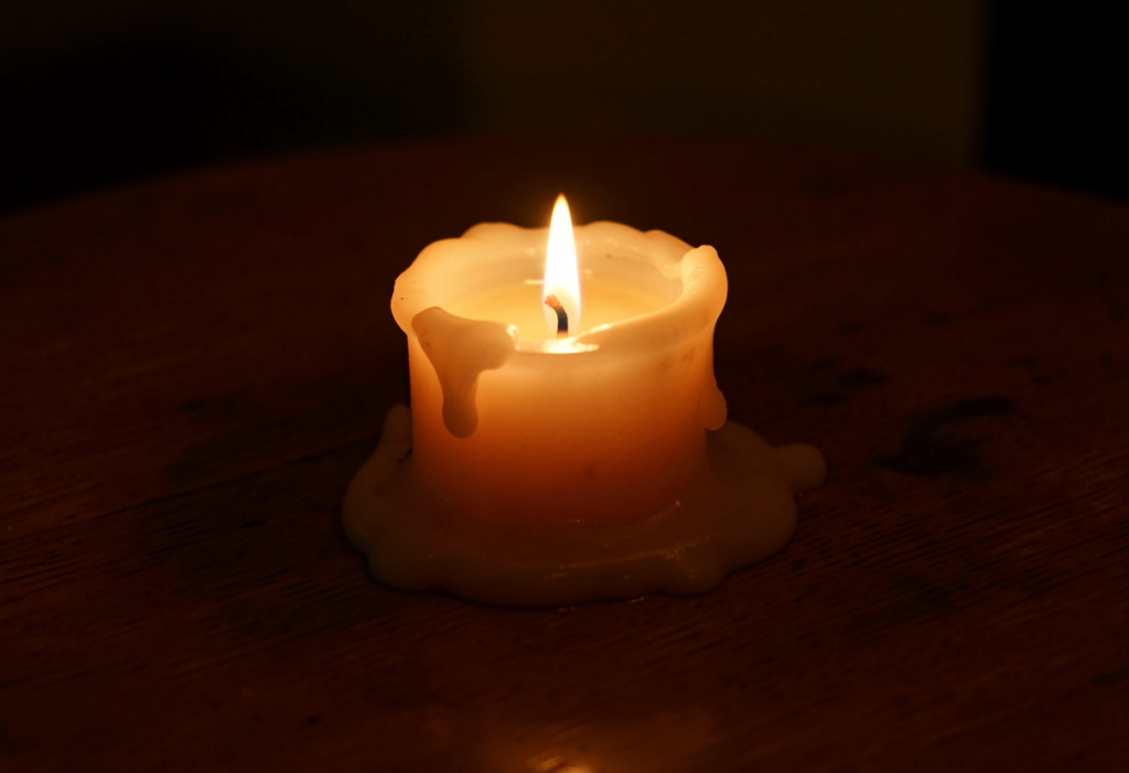 Догорающая свеча на столе — образ конечности и выгорания у женщин . Сил нет и я не вывожу