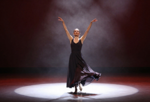 Женщина в луче прожектора &mdash; танцы как способ самовыражения и встречи с собой